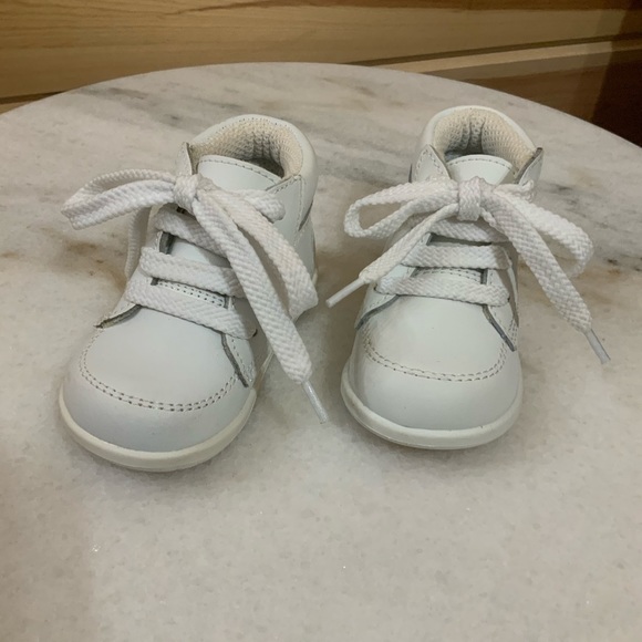 Shoe Dept Baby White Shoes Size 4w Euc 